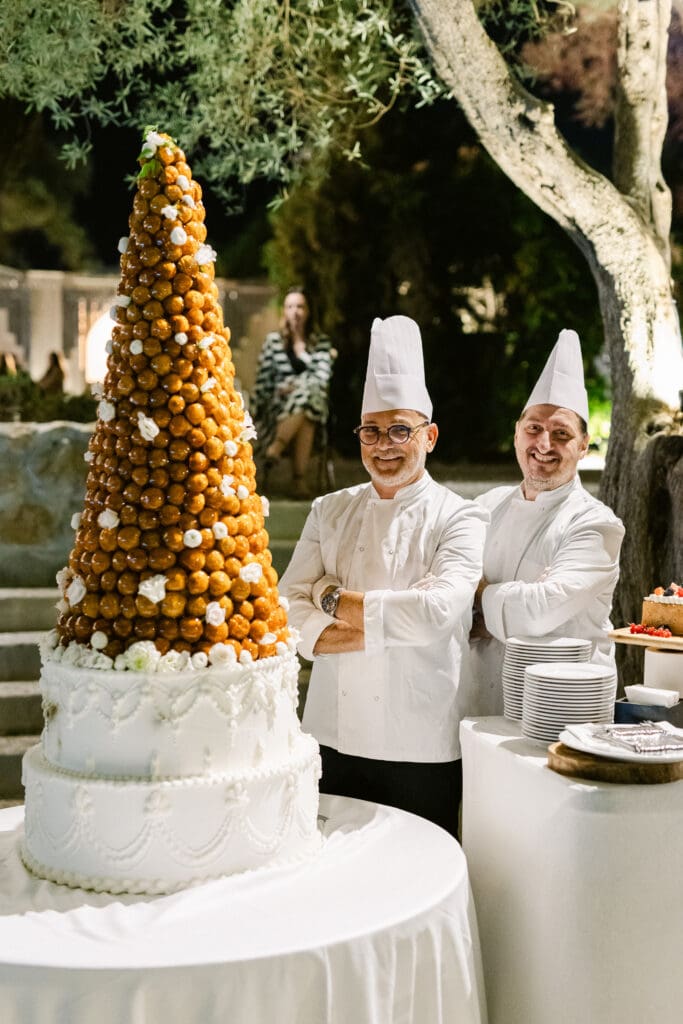 wedding cake display at bastide roy