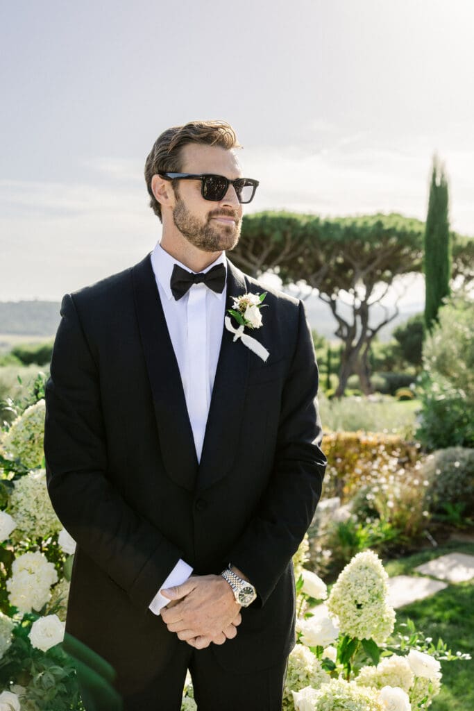 groom waiting the bride arrival