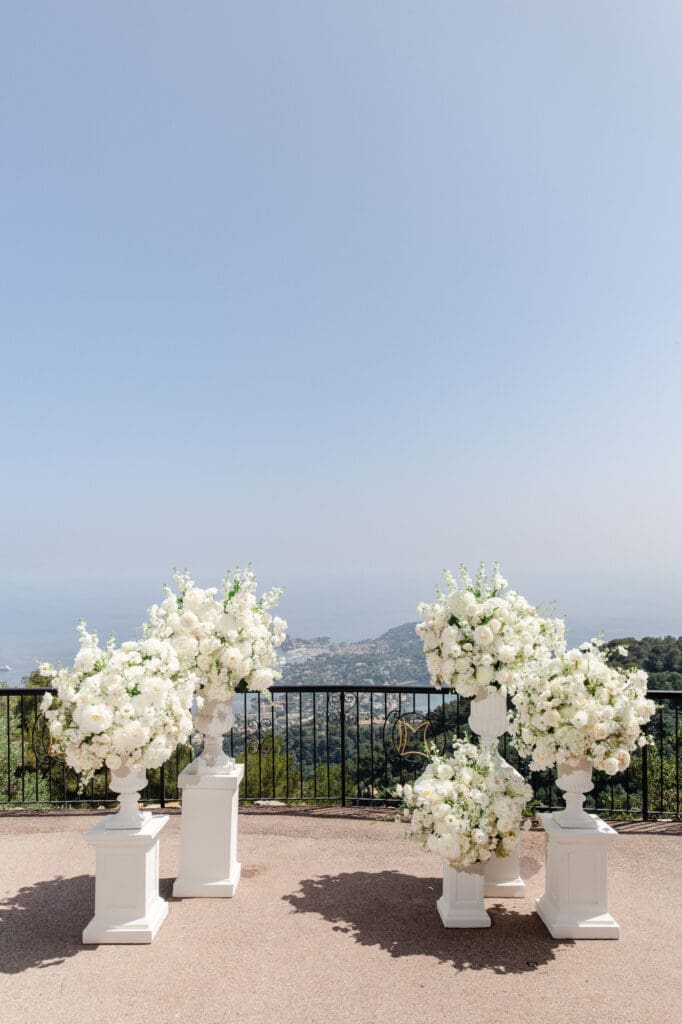 Floral arch and ceremony chairs at Domaine du Mont Leuze with Mediterranean panoramic view — Marion Pinel