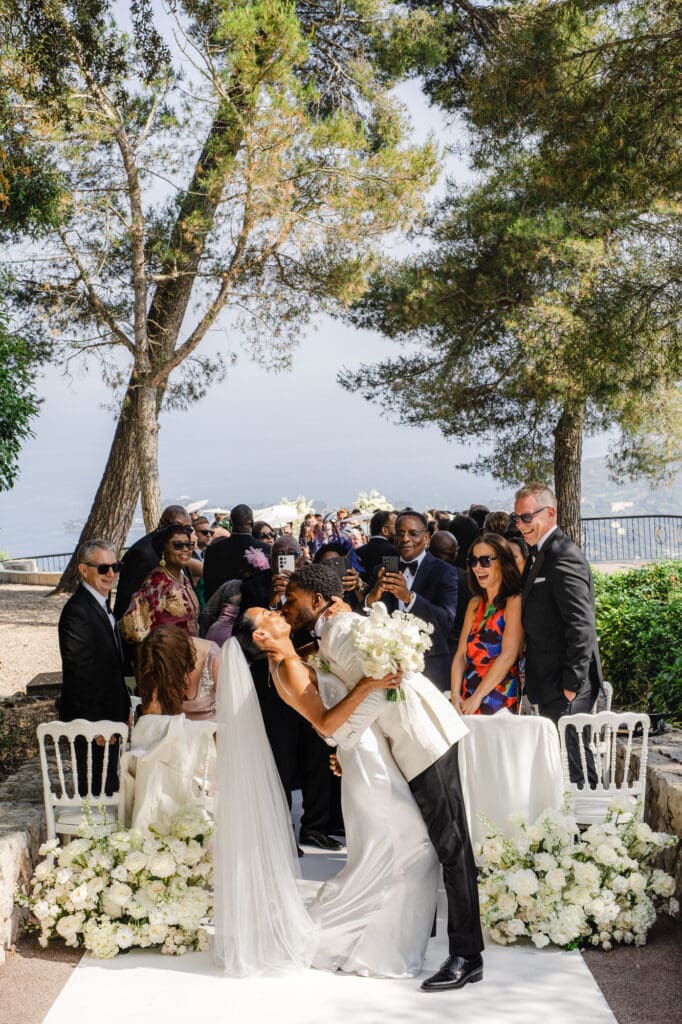 Newlyweds just married exit ceremony at Domaine du Mont Leuze French Riviera — Marion Pinel photographer