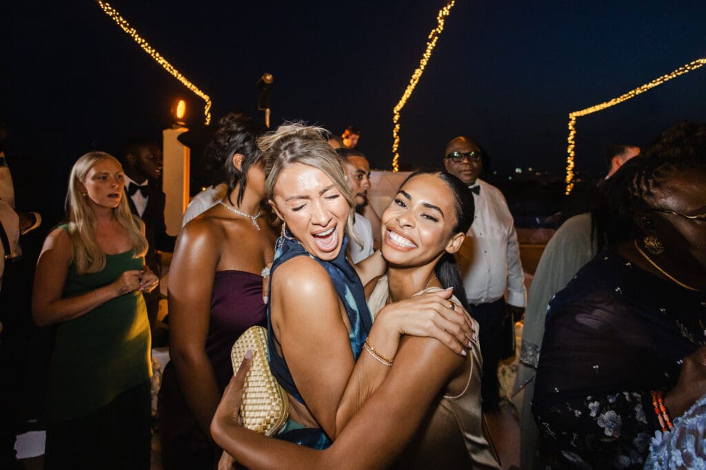 Candid dancing moment during wedding after party at Domaine du Mont Leuze Côte d'Azur — Marion Pinel